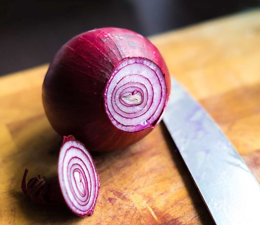 Schnell erklärt: Zwiebel richtig schneiden Zwiebel richtig schneiden - schnell erklärt