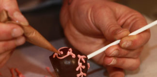 Spritztüten aus Papier falten und verwenden wie ein Konditor Spritztüten aus Papier zum Verzieren von Cake Pops