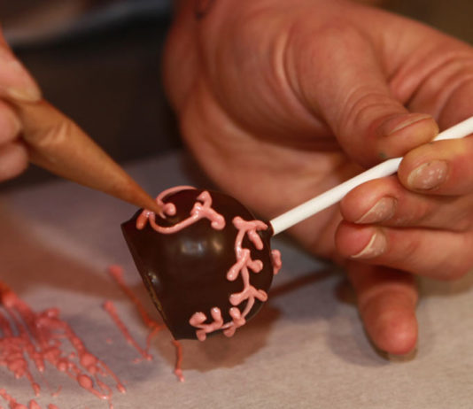 Spritztüten aus Papier falten und verwenden wie ein Konditor Spritztüten aus Papier zum Verzieren von Cake Pops