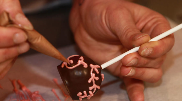 Spritztüten aus Papier falten und verwenden wie ein Konditor Spritztüten aus Papier zum Verzieren von Cake Pops