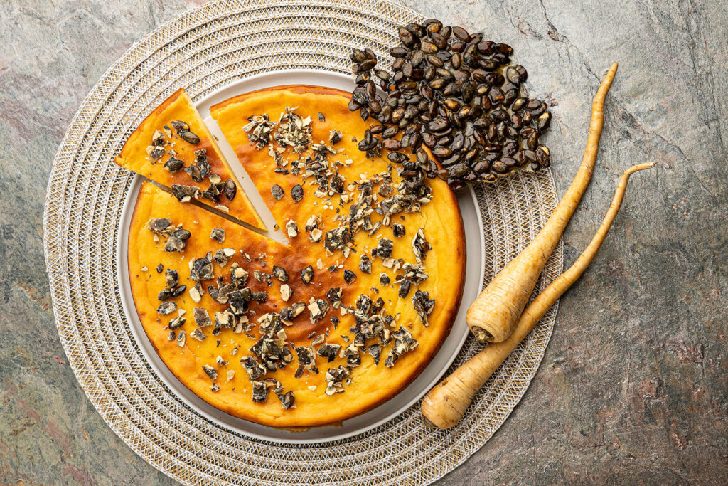 Pastinakentarte-Kuerbiskernkrokant-202401q-WH Pastinakentarte mit Kürbiskernkrokant