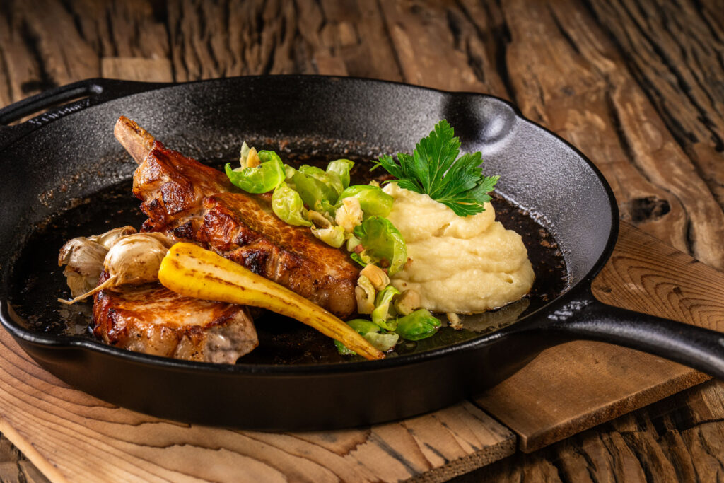 Schweinskotelett-Pastinakenpueree-Speckkohlsprossen-202401q-PP Schweinskotelett mit Pastinakenpüree und Speckkohlsprossen