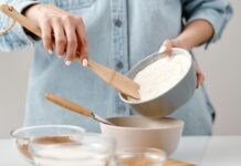 Frau mixt Backmischung in Schüssel