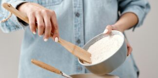 Backmischungen online kaufen Frau mixt Backmischung in Schüssel