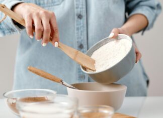 Backmischungen online kaufen Frau mixt Backmischung in Schüssel