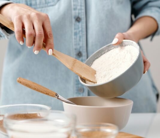 Backmischungen online kaufen Frau mixt Backmischung in Schüssel