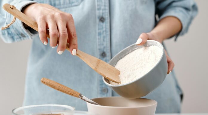 Backmischungen online kaufen Frau mixt Backmischung in Schüssel