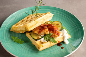 Bierwaffel-Sandwich mit gebratenen Hühnerbrustfilets
