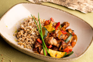 Maibock aus dem Wok mit Buchweizenrisotto (Foto: Wolfgang Hummer)