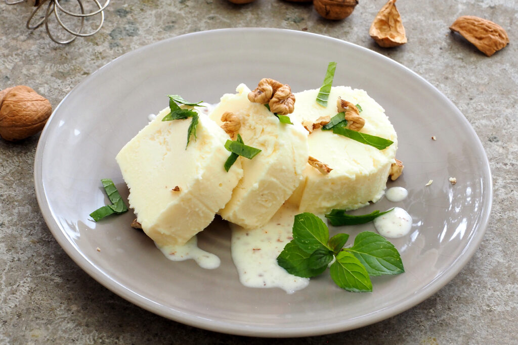 Bierparfait mit Walnuss-Obers-Sauce