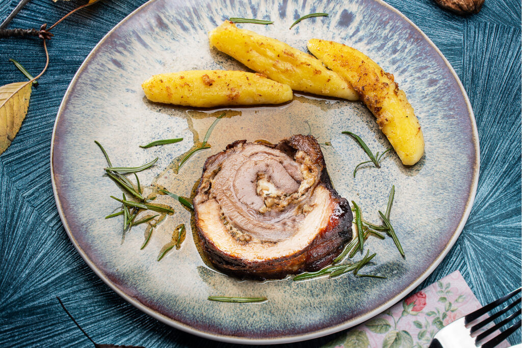 Nussig gefüllter Rollbraten mit Schupfnudeln
