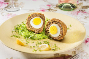 Ei im Nest auf Erbsenpüree