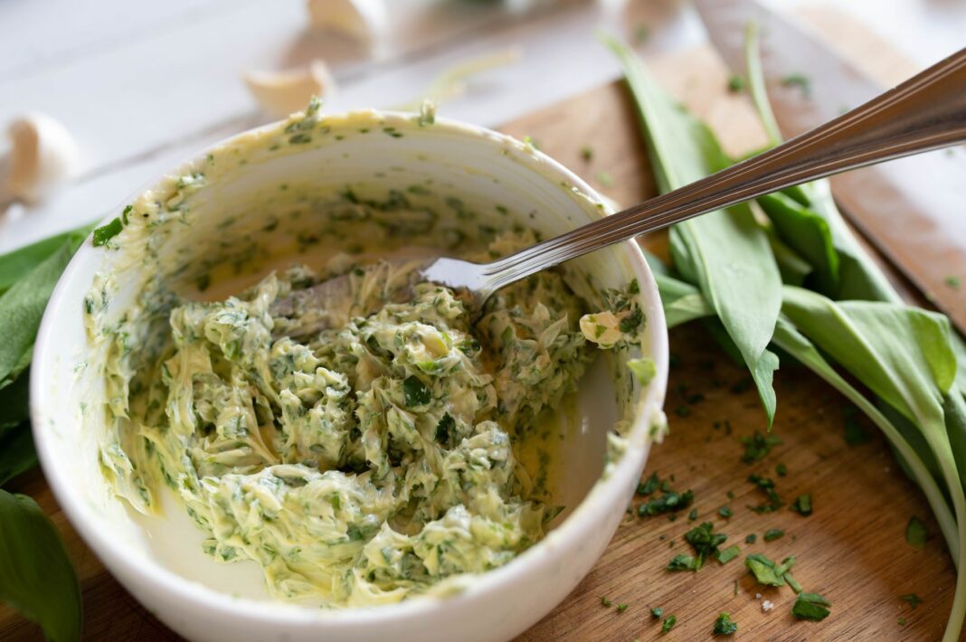 Kräuterbutter zu Grillgemüse - AdobeStock_788642071
