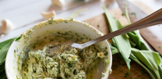 Grillgemüse mit Kräuterbutter Kräuterbutter zu Grillgemüse - AdobeStock_788642071