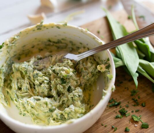 Grillgemüse mit Kräuterbutter Kräuterbutter zu Grillgemüse - AdobeStock_788642071