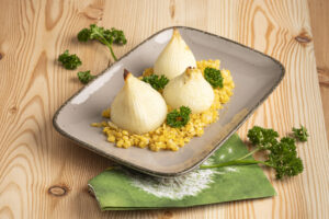 Gefüllte Feta-Zwiebeln auf Zitronenlinsen | Foto: Wolfgang Hummer Gefüllte Zwiebeln auf gelben Linsen