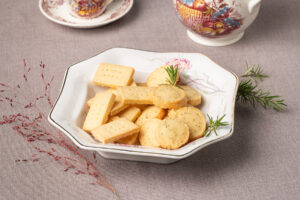 süßes und pikantes Shortbread in weißem Teller